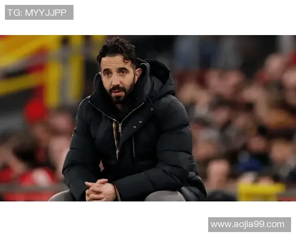 足球球星弹钢琴挑战技巧展示 展现不为人知的艺术才华